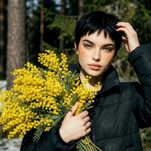 Облако желтых мимоз, как лучики солнца в руках